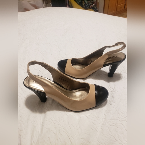 CLASSIC CHIC NUDE-BLACK HEELS SIZE 8 1/2 M - Picture 1 of 9